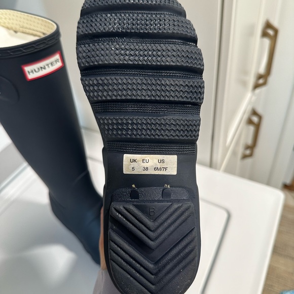 Navy women’s Hunter boots. - Picture 2 of 4